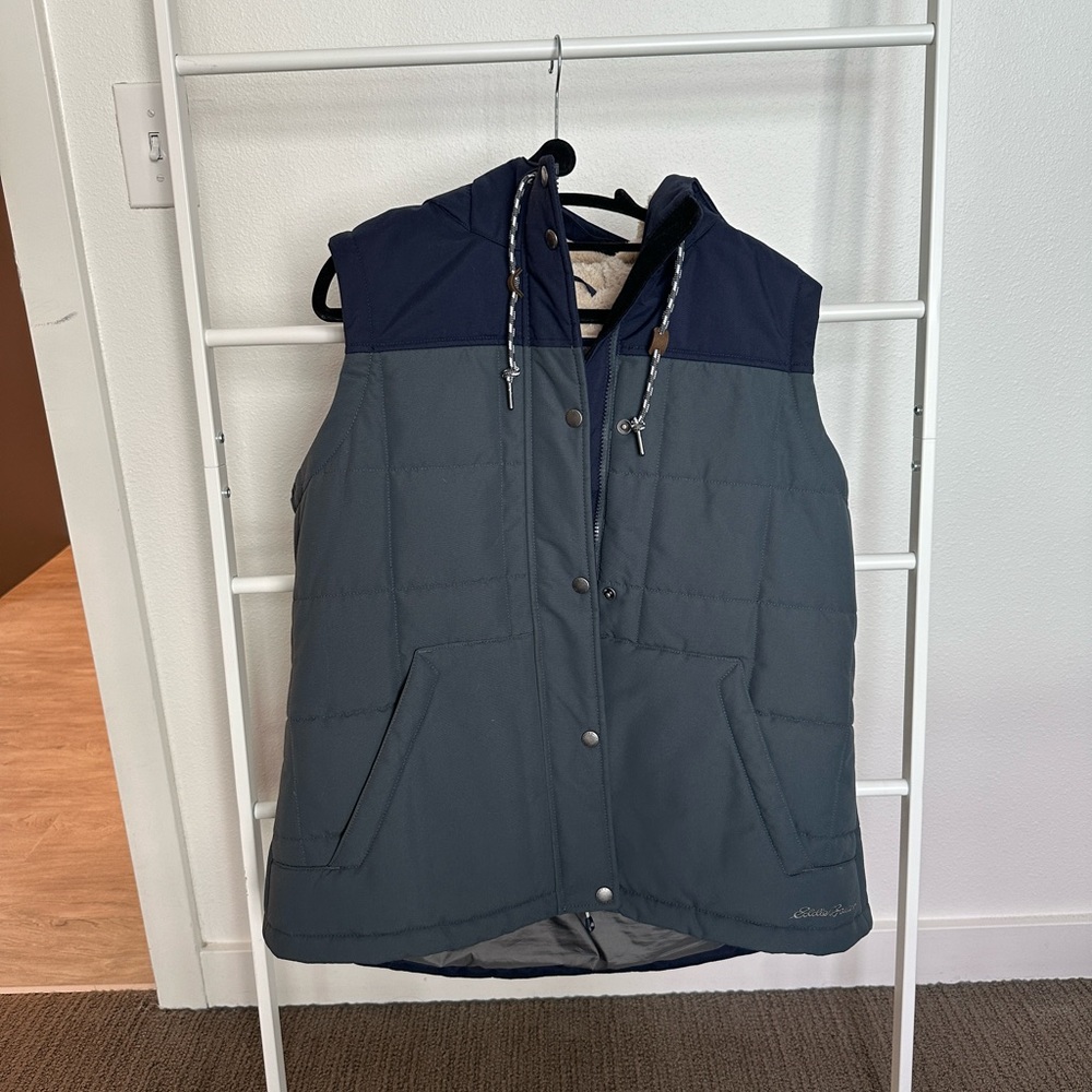 Eddie Bauer Sherpa Vest with hood - Women’s L